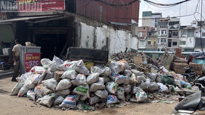 Theo Ủy ban nhân dân phường Ô Chợ Dừa cho biết, có 166 thửa đất thuộc diện thu hồi, giải phóng mặt bằng, gồm 164 hộ dân và 2 tổ chức. Đến nay, phường đã công khai 166/166 phương án, đồng thời tổ chức đối thoại với người dân về phương án bồi thường, hỗ trợ và tái định cư.