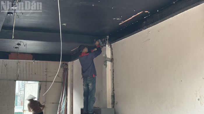 Người dân nhanh chóng tháo dỡ đồ đạc.