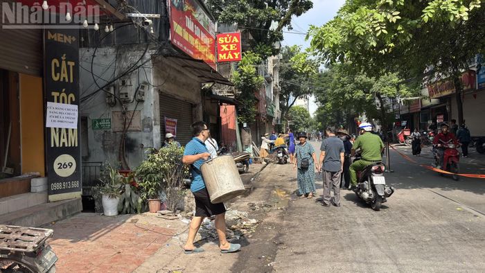 Người dân di dời tài sản, bàn giao mặt bằng, tạo quỹ đất triển khai dự án bãi đỗ xe, nhà để xe, trạm sạc, cây xanh và vườn hoa dọc đường Vành đai 1.