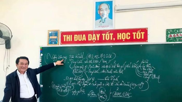 Thầy giáo Trần Trung Hiếu, giáo viên Trường trung học phổ thông chuyên Phan Bội Châu (tỉnh Nghệ An) trong giờ dạy học. (Ảnh: Nhân vật cung cấp)
