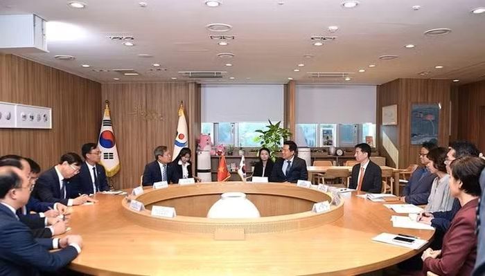 Chủ tịch Ủy ban nhân dân thành phố Hà Nội Vũ Đại Thắng làm việc với Thị trưởng Seoul Oh Se-hoon. (Ảnh: Khánh Vân/TTXVN)