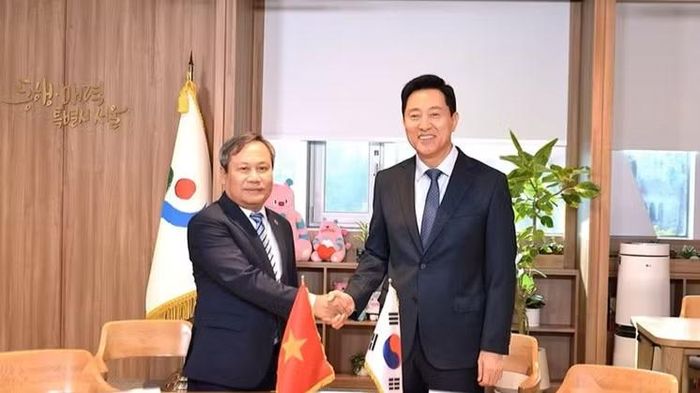 Chủ tịch Ủy ban nhân dân thành phố Hà Nội Vũ Đại Thắng làm việc với Thị trưởng Seoul Oh Se-hoon. (Ảnh: Khánh Vân/TTXVN)