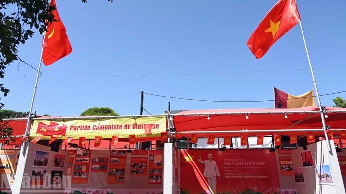 Những hình ảnh xúc động về Chủ tịch Hồ Chí Minh cùng bức tranh sinh động của một Việt Nam đang tự tin bước vào kỷ nguyên vươn mình đã trở thành tâm điểm thu hút, chinh phục trọn vẹn trái tim bạn bè quốc tế tại Hội báo Avante lần thứ 50.