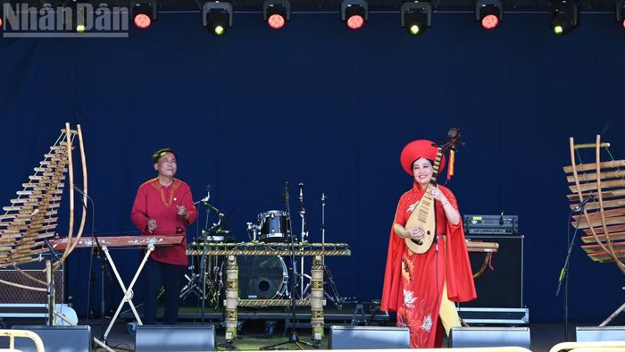 Nghệ sĩ Ưu tú, đạo diễn Tăng Thanh Sơn - Phó Giám đốc Trung tâm Văn hóa Việt Nam tại Pháp và nghệ sĩ Thanh Ngọc trình diễn trên sân khấu lớn ở Hội báo Avante 2026. (Ảnh: TRUNG HƯNG)