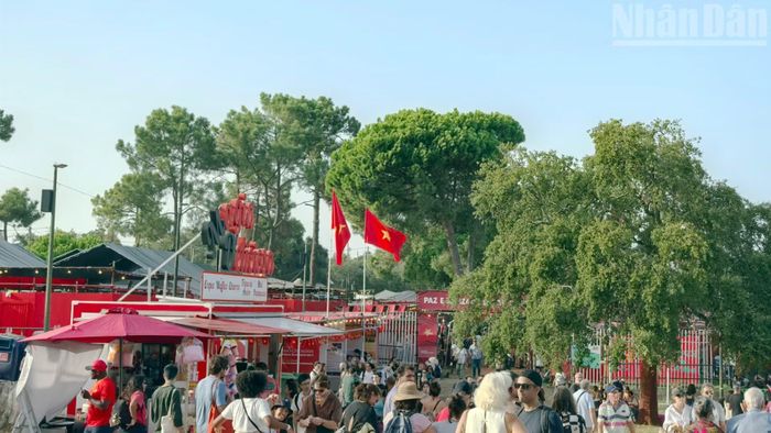 Giữa không gian hội báo rực rỡ và tràn đầy năng lượng, gian trưng bày Việt Nam hiện lên như một điểm sáng ấm áp và đầy tự hào.
