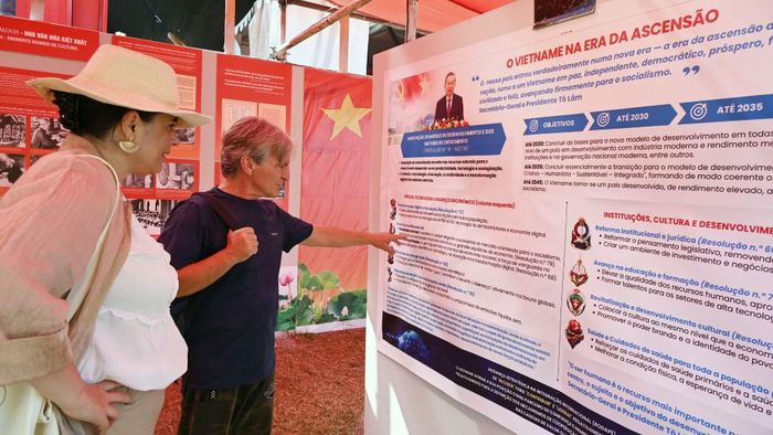 Tham quan gian trưng bày về Việt Nam cùng nhóm bạn, ông Antonio Matiasster cho rằng những mục tiêu phát triển cùng tầm nhìn dài hạn về tương lai đất nước cho thấy Việt Nam đang chuẩn bị những nền tảng quan trọng cho một bước chuyển mình mạnh mẽ.