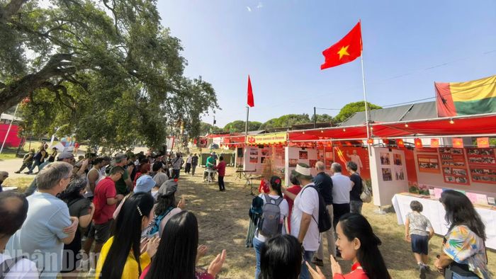 Đông đảo bạn bè Bồ Đào Nha và quốc tế có mặt từ sớm để dự Lễ Khai trương gian trưng bày Việt Nam ở Khu Quốc tế tại Hội báo Avante 2026.