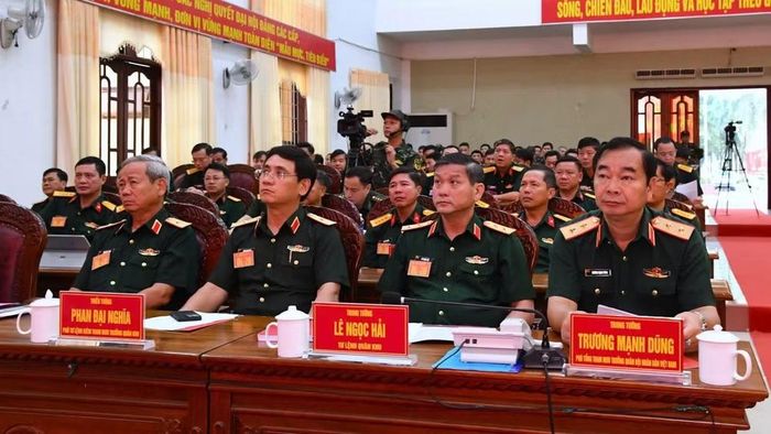 Các đồng chí lãnh đạo Bộ Tổng tham mưu, Quân khu 5 và Bộ Chỉ huy Quân sự tỉnh Đắk Lắk dự lễ khai mạc diễn tập. (Ảnh: CTV)