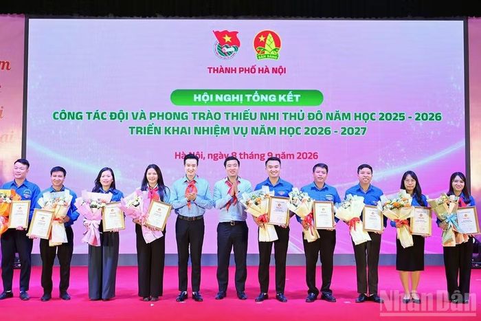 Các cá nhân và đại diện các đơn vị tiêu biểu nhận Bằng khen, Cờ thi đua xuất sắc tại Hội nghị. (Ảnh: LINH PHAN)