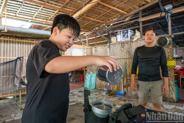Trải nghiệm đập cốm nổ rất khác biệt ở Cồn Sơn. Cốm chủ yếu được làm từ gạo nếp, với bếp lửa hồng, một ống nổ và một túi mành chứa cốm.