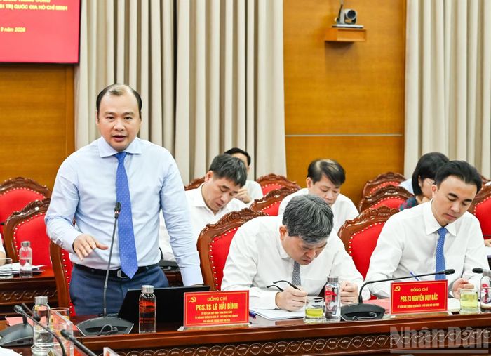 Phó Giáo sư, Tiến sĩ Lê Hải Bình, Phó Giám đốc Thường trực Học viện Chính trị quốc gia Hồ Chí Minh phát biểu tại cuộc làm việc. (Ảnh: DUY LINH)
