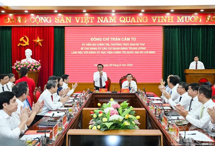 Thường trực Ban Bí thư Trần Cẩm Tú, Bí thư Đảng ủy các cơ quan Đảng Trung ương chủ trì làm việc với Đảng ủy Học viện Chính trị quốc gia Hồ Chí Minh. (Ảnh: DUY LINH)