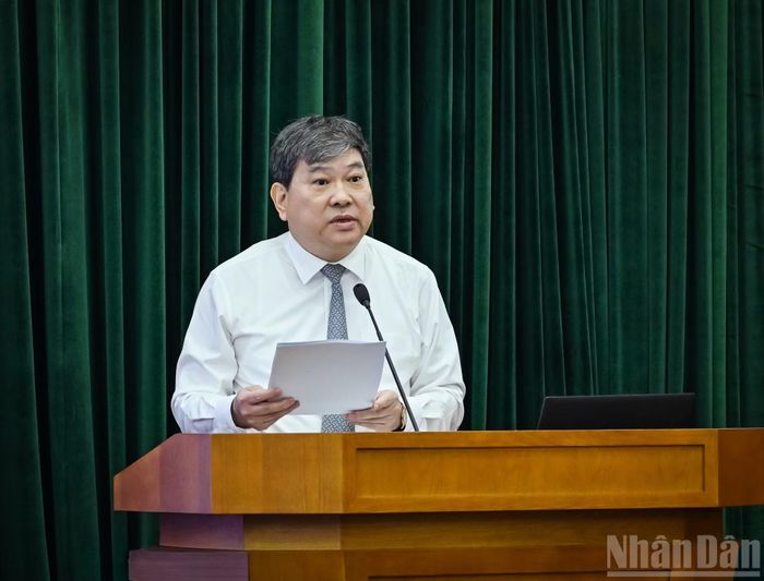 Phó Giáo sư, Tiến sĩ Nguyễn Duy Bắc, Phó Giám đốc Học viện Chính trị quốc gia Hồ Chí Minh trình bày báo cáo tại cuộc làm việc. (Ảnh: DUY LINH)