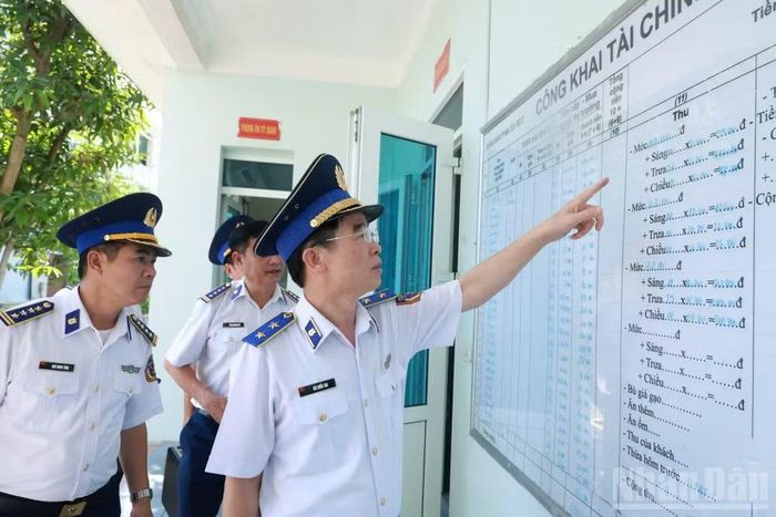 Kiểm tra công tác bảo đảm đời sống cho bộ đội.