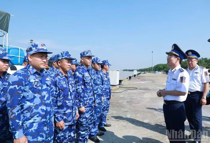 Đoàn công tác thăm, động viên cán bộ, chiến sĩ Hải đội 102, Bộ Tư lệnh Vùng Cảnh sát biển 1.