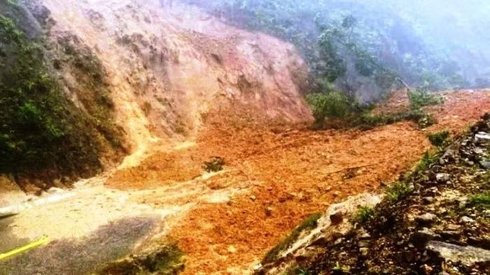 Tại các tuyến đường quốc lộ, tỉnh lộ từ trung tâm thành phố lên các xã miền núi ở Nam Đông và A Lưới (thành phố Huế) thường xuyên bị sạt lở trong mùa mưa lũ. (Ảnh: CH)