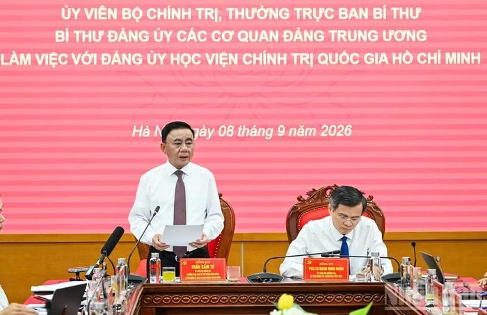 Thay mặt Bộ Chính trị, Ban Bí thư, đồng chí Thường trực Ban Bí thư Trần Cẩm Tú ghi nhận những kết quả, đóng góp của Đảng bộ Học viện đối với công tác đào tạo, bồi dưỡng cán bộ của Đảng, Nhà nước. (Ảnh: DUY LINH)