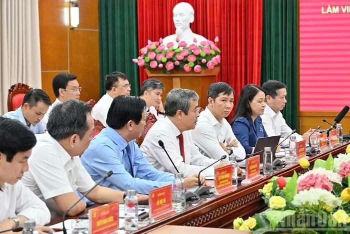 Các đại biểu dự buổi làm việc. (Ảnh: DUY LINH)