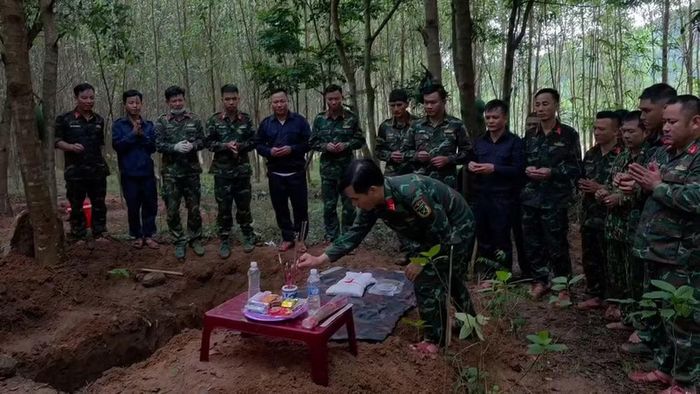 Đội tìm kiếm, quy tập hài cốt liệt sĩ số 1 đã phát hiện và cất bốc 1 hài cốt liệt sĩ tại bản Bãi Dinh, xã Dân Hóa, tỉnh Quảng Trị. (Ảnh: Bộ Chỉ huy quân sự Quảng Trị)