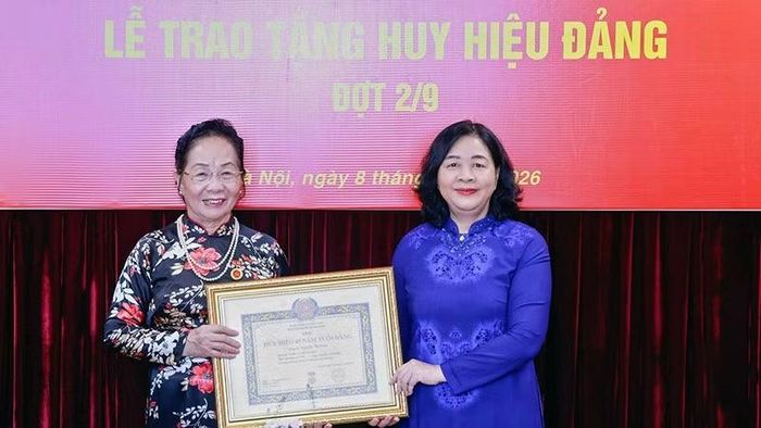 Đồng chí Bùi Thị Minh Hoài (bên phải) trao Huy hiệu 45 năm tuổi Đảng tặng nguyên Phó Chủ tịch nước Nguyễn Thị Doan. (Ảnh: Ủy ban Trung ương Mặt trận Tổ quốc Việt Nam cung cấp)
