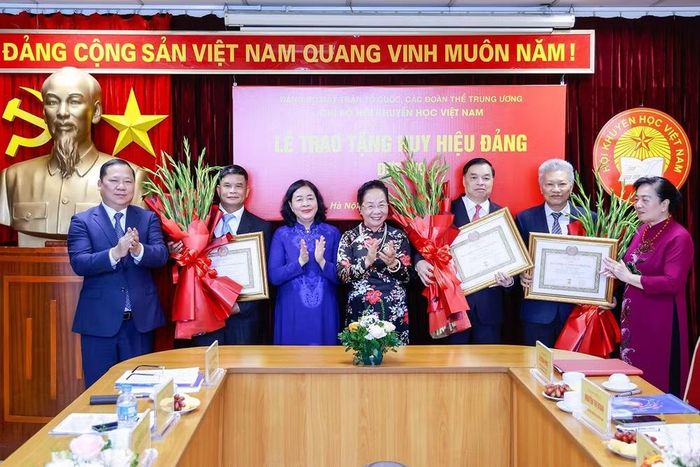 Đồng chí Bùi Thị Minh Hoài (thứ 3 từ trái sang) và đại diện lãnh đạo Ủy ban Trung ương, Mặt trận Tổ quốc Việt Nam, Trung ương Hội Khuyến học Việt Nam trao Huy hiệu 35 năm tuổi Đảng tặng các cá nhân. (Ảnh: Ủy ban Trung ương Mặt trận Tổ quốc Việt Nam cung cấp)