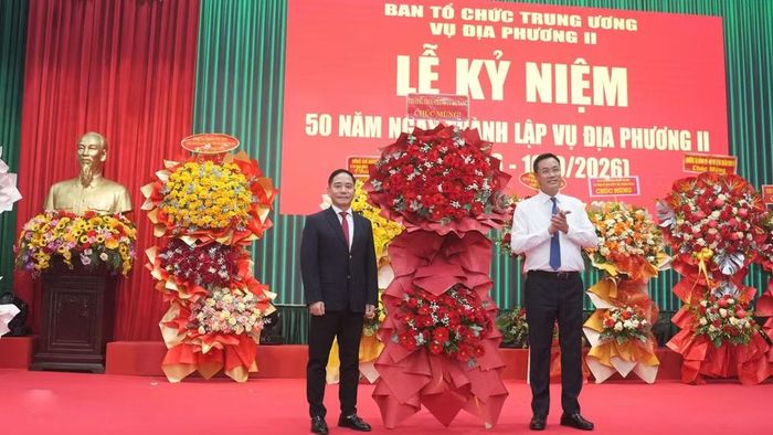 Đồng chí Lê Ngọc Quang, Ủy viên Trung ương Đảng, Bí thư Thành ủy, Trưởng Đoàn đại biểu Quốc hội thành phố Đà Nẵng tặng hoa chúc mừng Vụ Địa phương 2. (Ảnh: PHẠM THỦY)
