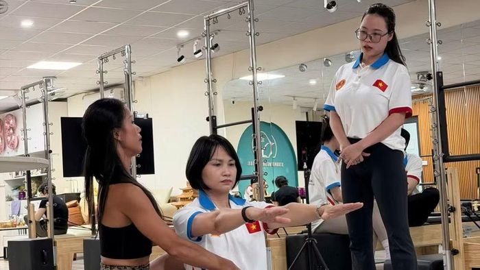 Một người hướng dẫn hiện nay không thể chỉ truyền dạy động tác theo bản năng hay kinh nghiệm thuần túy, mà bắt buộc phải sở hữu hệ thống kiến thức chuyên môn bài bản. (Ảnh: Ban tổ chức)