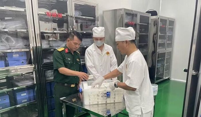 Thượng tá Lê Đình Hải kiểm tra các mẫu khi bàn giao. (Ảnh: LÊ LAN)