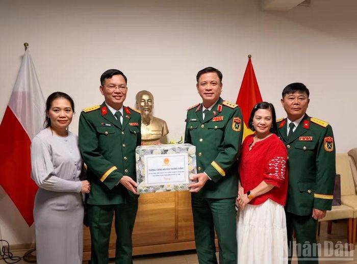 Thượng tướng Nguyễn Trường Thắng cùng đoàn đại biểu cấp cao Bộ Quốc phòng Việt Nam đến thăm Văn phòng Tùy viên Quốc phòng Việt Nam tại Ba Lan. (Ảnh: QUANG PHONG)