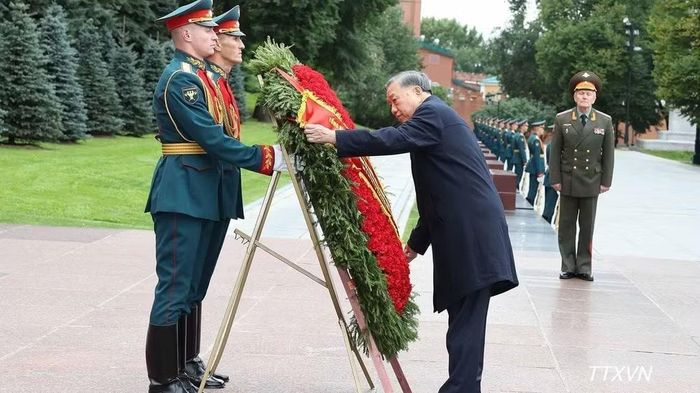 Tổng Bí thư, Chủ tịch nước Tô Lâm đặt hoa tại Đài tưởng niệm Chiến sĩ vô danh ở Moskva. (Ảnh: Thống Nhất /TTXVN)