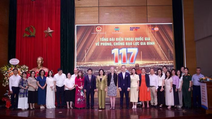 Các đại biểu tại lễ chuyển giao quy trình vận hành và kích hoạt Tổng đài điện thoại quốc gia về phòng, chống bạo lực gia đình 117. (Ảnh UNFPA)