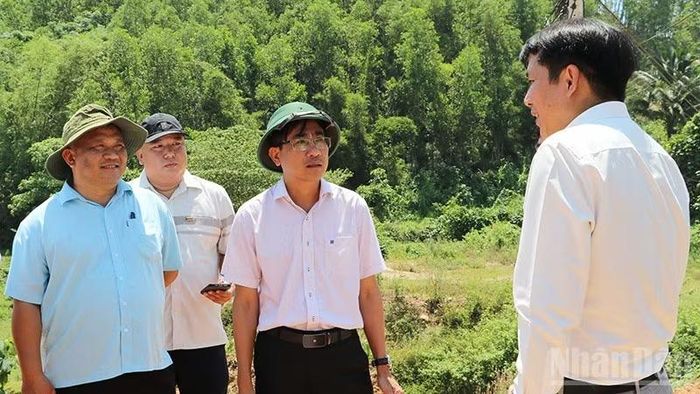 Chủ nhiệm Ủy ban Kiểm tra Thành ủy Đà Nẵng Trần Thắng Lợi kiểm tra, đôn đốc tiến độ dự án cầu Tân Bình và đường tránh quốc lộ 14E qua nội thị Tân Bình. (Ảnh: ANH QUÂN)