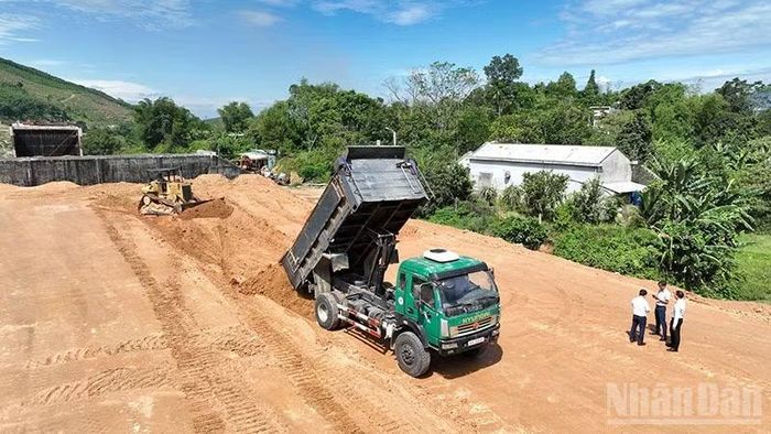 Ủy ban nhân dân xã Hiệp Đức tiếp nhận dự án cầu Tân Bình và đường tránh quốc lộ 14E qua nội thị Tân Bình từ Ban Quản lý dự án đầu tư xây dựng các công trình dân dụng, công nghiệp và hạ tầng kỹ thuật thành phố. (Ảnh: ANH QUÂN)
