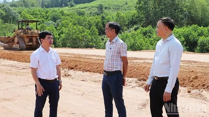 Bí thư Đảng ủy xã Hiệp Đức Lê Quang Quỳnh (áo trắng, bên trái) kiểm tra, đôn đốc tiến độ thực hiện dự án. (Ảnh: ANH QUÂN)