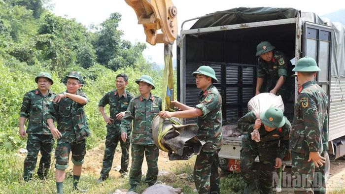Lực lượng chức năng Bộ Chỉ huy Quân sự tỉnh Phú Thọ triển khai phương án hủy nổ an toàn. (Ảnh: TRẦN HẢO)
