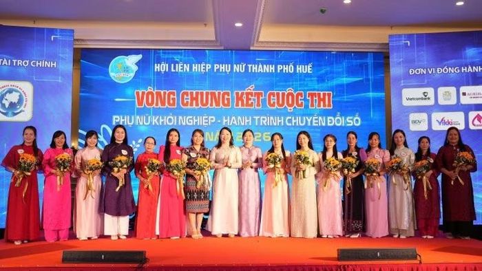 Đại diện 15 dự án vào chung kết nhận hoa chúc mừng của Ban tổ chức. (Ảnh: DQT)