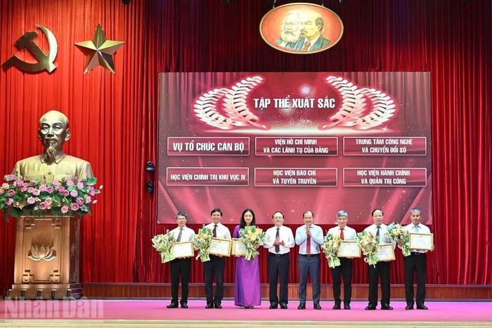 Các tập thể có thành tích xuất sắc trong cuộc thi. (Ảnh: THỦY NGUYÊN)