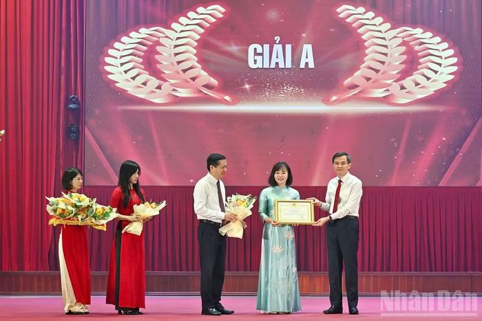 Đồng chí Đoàn Minh Huấn và đồng chí Nguyễn Long Hải trao bằng khen tặng các tác giả đạt giải A của cuộc thi. (Ảnh: THỦY NGUYÊN)