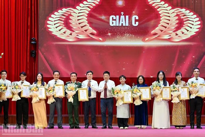 Các tác giả, nhóm tác giả vinh dự nhận giải C. (Ảnh: THỦY NGUYÊN)