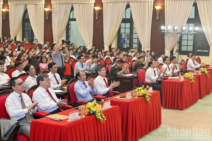 Các đại biểu dự buổi lễ. (Ảnh: THỦY NGUYÊN)