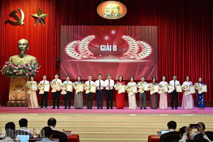 Các tác giả, nhóm tác giả vinh dự nhận giải B. (Ảnh: THỦY NGUYÊN)