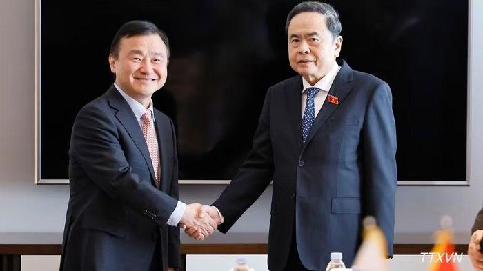Chủ tịch Quốc hội Trần Thanh Mẫn tiếp ông Roh Tae Moon, Phó Chủ tịch cấp cao kiêm Tổng Giám đốc điều hành Samsung Điện tử (Hàn Quốc). (Ảnh: Doãn Tấn – TTXVN)