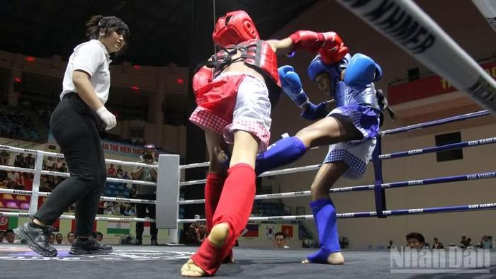 Các võ sĩ thi đấu quyết liệt. (Ảnh: THANH TÂM)