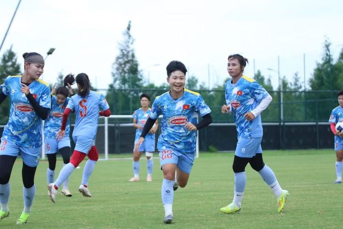 Các thành viên đội tuyển nữ Việt Nam trong buổi tập trước trận giao hữu gặp Trung Quốc. (Ảnh: VFF)