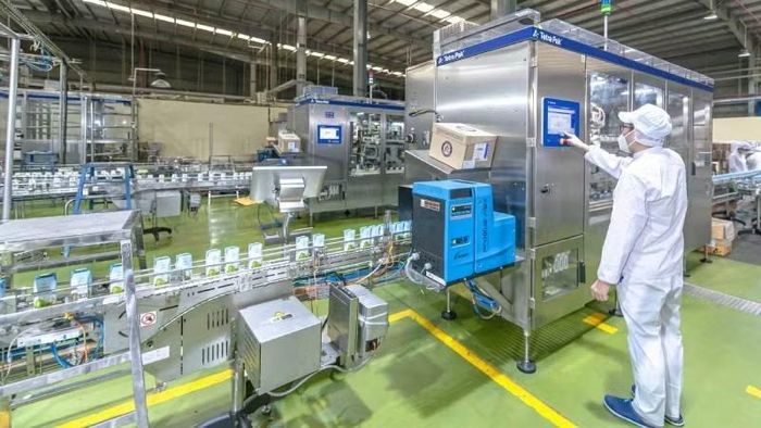 Chế biến các sản phẩm từ dừa tại Tập đoàn Nguyên liệu Á Châu. (Ảnh: MINH LÝ)