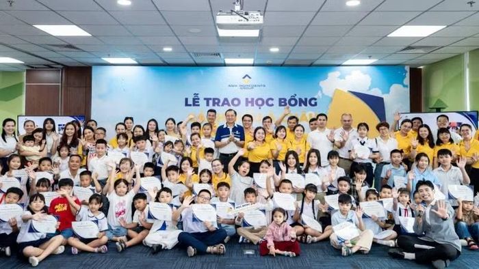 Trao học bổng cho học sinh có hoàn cảnh khó khăn tại tỉnh Vĩnh Long. (Ảnh: MINH LÝ)