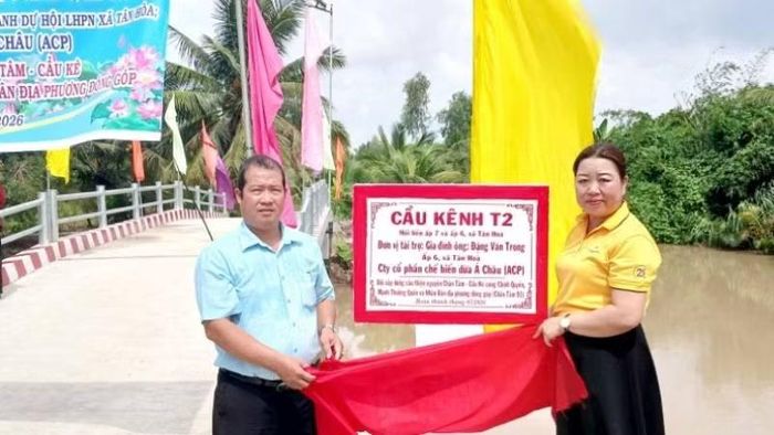 Bàn giao cầu giao thông Kênh T2 (xã Tân Hòa) giúp người dân đi lại thuận tiện và vận chuyển hàng hóa, nguyên liệu dừa tại địa phương. (Ảnh: MINH LÝ)