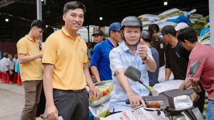 Nông dân được hỗ trợ phân bón hữu cơ để nâng cao chất lượng vùng nguyên liệu dừa. (Ảnh: MINH LÝ)