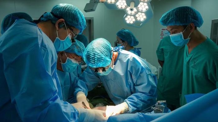 Ê-kíp thực hiện phẫu thuật ghép gan. (Ảnh: Bệnh viện cung cấp)