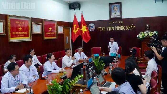 Bệnh viện Thống Nhất cung cấp thông tin về ca ghép gan đầu tiên. (Ảnh: KHANG ANH)